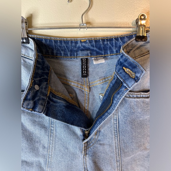 H&M Loose Fit High Rise Mom Jeans - Picture 8 of 10